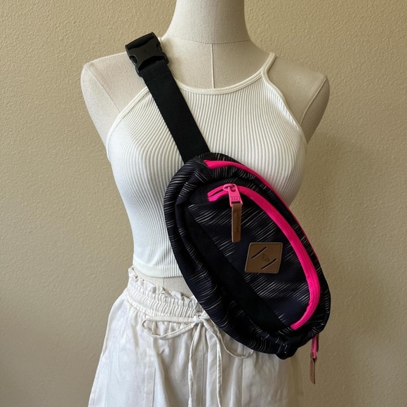 Roxy Quicksilver Black and Pink Fanny Pack - Picture 6 of 7